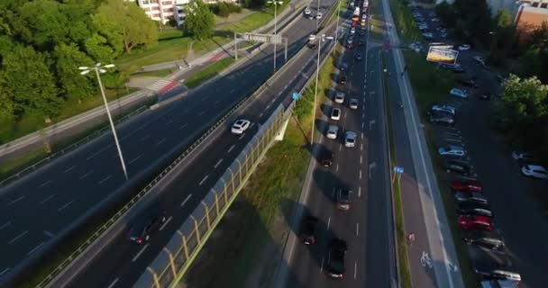 Εναέρια Φάρος αυτοκίνητα κινούνται σε ένα δρόμο της πόλης — Αρχείο Βίντεο