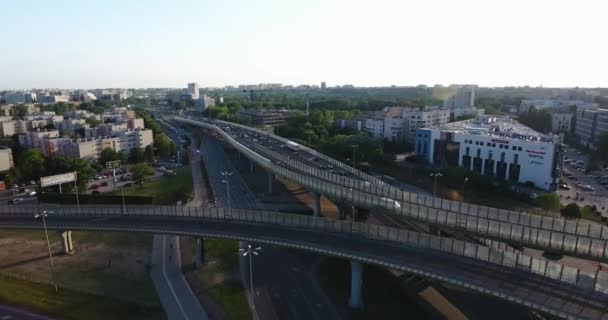 Zdjęcia lotnicze z skrzyżowania autostrady. Wieczorem warunek — Wideo stockowe