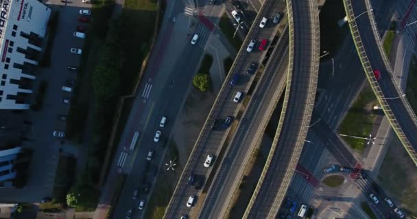 Aérea Directamente por encima de la toma de intersección de la carretera — Vídeo de stock