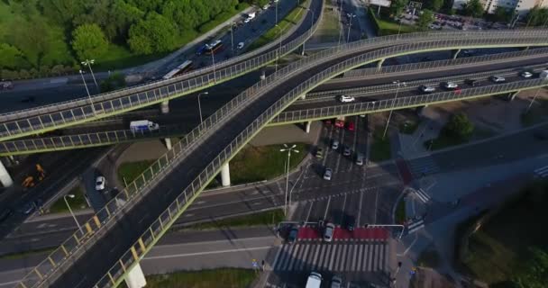 Vista del dron en una intersección de la carretera — Vídeos de Stock