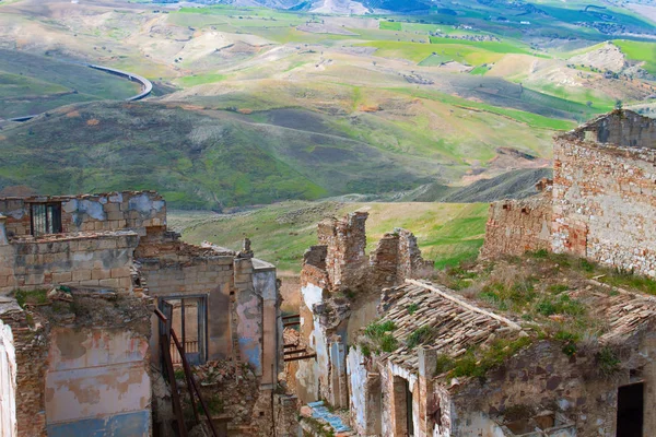 Craco - hayalet kasaba ve yeşil alanları bölgenin Basilicata, İtalya