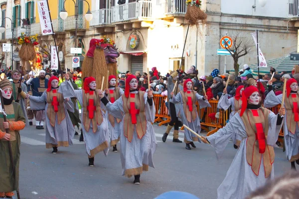 Geleneksel Festivali İtalya içinde insanlar dans