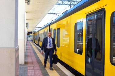 Avrupa'da tren yanındaki iletken