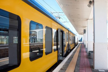 Modern tren platformu