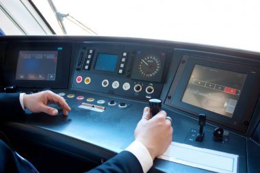 Kabinde tren sürücüsü