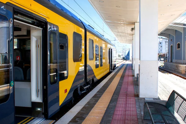 Trem moderno na plataforma — Fotografia de Stock