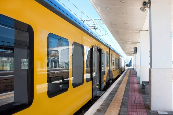 Modern tren platformu
