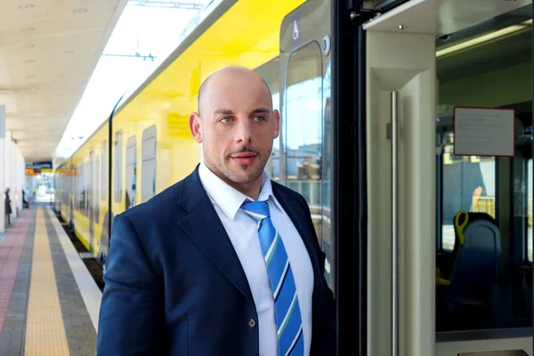 Tren yanındaki platformda trende kondüktör
