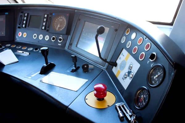 Modern tren kontrol paneli 