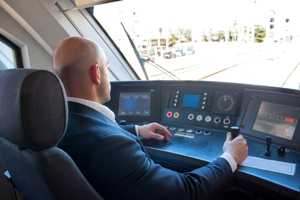 Kabinde tren sürücüsü