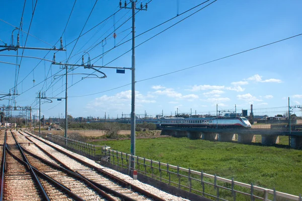 Yaz aylarında raylar boyunca taşıma tren