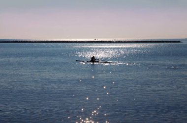 Bir kayık gündoğumu mavi denizde İtalya içinde adam