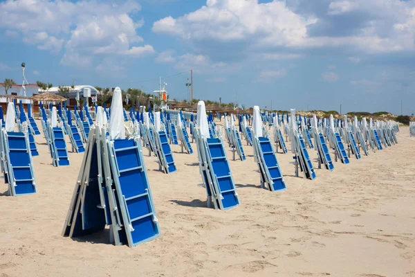 Een Heleboel Helder Blauwe Gesloten Ligstoelen Strand Parasols Een Zandstrand — Stockfoto