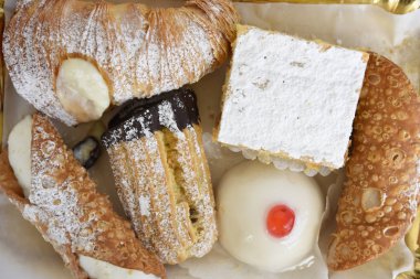 Sandıktaki Tatlı Pastalar