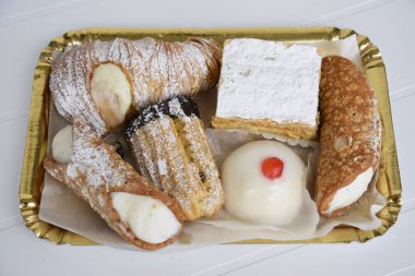 Sandıktaki Tatlı Pastalar