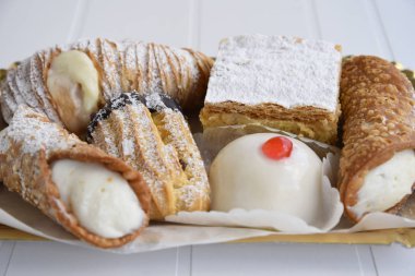 Sandıktaki Tatlı Pastalar