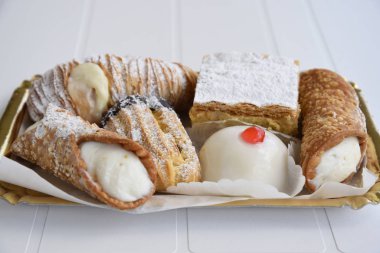 Sandıktaki Tatlı Pastalar