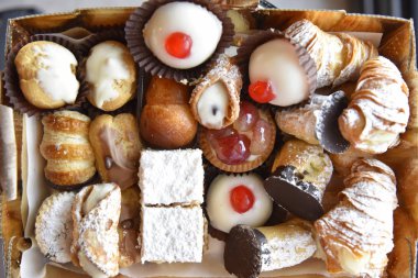 Sandıktaki Tatlı Pastalar