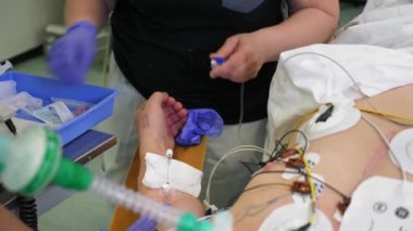 Hastalar yalan kateter bir damla koyarak hemşire