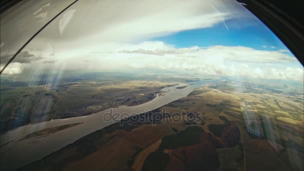 Voando sobre o rio sob as nuvens — Vídeo de Stock