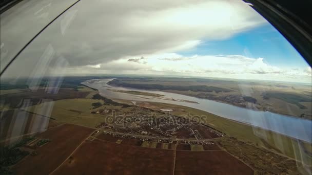 Πετώντας πάνω από το ποτάμι κάτω από τα σύννεφα — Αρχείο Βίντεο