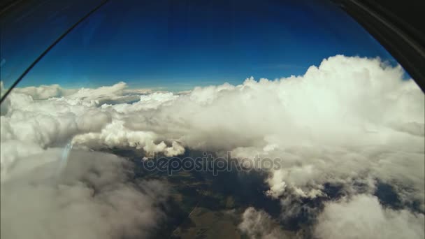 Vista do voo de nuvens a partir do cockpit — Vídeo de Stock