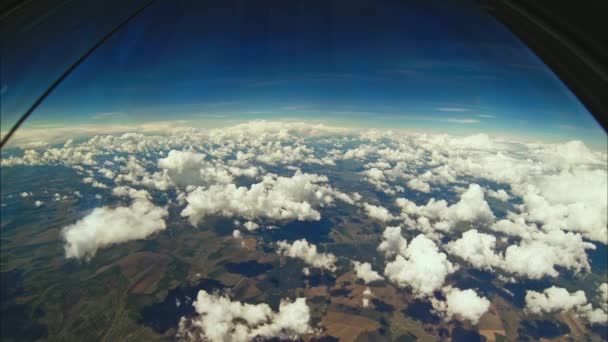 Vista de las nubes vuelo desde la cabina — Vídeo de stock