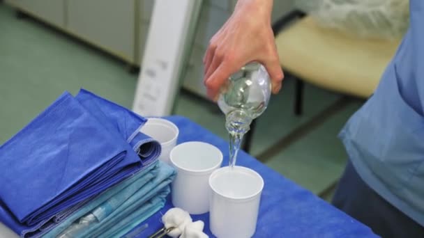 Подготовка инструментов на стерильном столе в операционной — стоковое видео