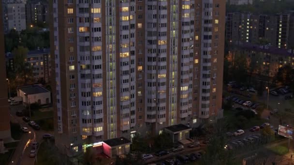 Edificio de apartamentos por la noche. Pisos residenciales , — Vídeos de Stock