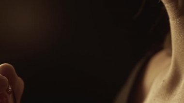 Kadın parfüm sıkıyor.