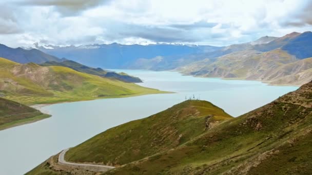 Lago de montaña en Tíbet — Vídeos de Stock