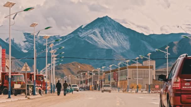 Jalan di Tibet. Pemukiman di pegunungan — Stok Video