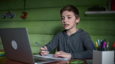 Video iletişimiyle Ev Uzaktan Kumandalı Öğrenci Çalışmaları. Çevrimiçi Eğitim