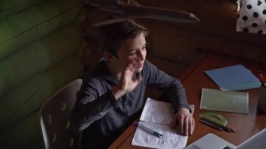 Evde Uzaklık Eğitimi Öğrencisi. Bir profesörle görüntülü görüşme..