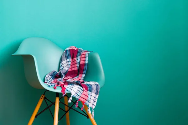 Silla de color azul, diseñador de silla moderna. Silla de plástico. Cuadros . — Foto de Stock