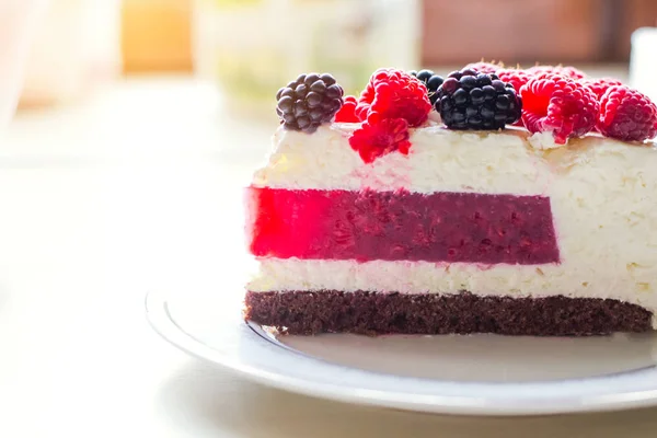 Gâteau maison en mousse avec fromage cottage et gelée aux framboises et mûres. Le concept de bonne nutrition, perte de poids, vacances santé — Photo