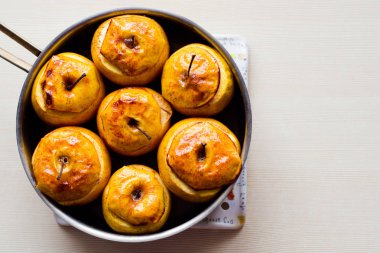 Pişmiş elma bal ve tarçın ile karıştırın. Şeker ve un olmadan sağlıklı bir diyet kavramı. Ev tarifi.