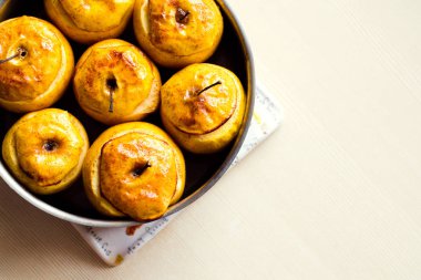 Pişmiş elma bal ve tarçın ile karıştırın. Şeker ve un olmadan sağlıklı bir diyet kavramı. Ev tarifi.