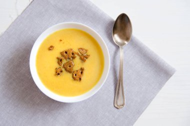 Bir gümüş kaşık keten peçeteye beyaz tabaklar kraker ile krem peynir çorbası. Sağlıklı beslenme, kilo kaybı, diyet, sağlık kavramı