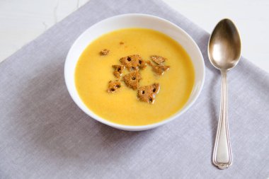 Bir gümüş kaşık keten peçeteye beyaz tabaklar kraker ile krem peynir çorbası. Sağlıklı beslenme, kilo kaybı, diyet, sağlık kavramı