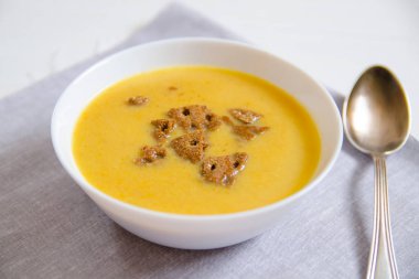 Bir gümüş kaşık keten peçeteye beyaz tabaklar kraker ile krem peynir çorbası. Sağlıklı beslenme, kilo kaybı, diyet, sağlık kavramı