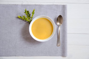 Bir gümüş kaşık keten peçeteye beyaz tabaklar krem çorba. Sağlıklı beslenme, kilo kaybı, diyet, sağlık kavramı