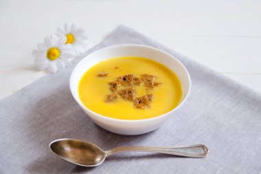 Bir gümüş kaşık keten peçeteye beyaz tabaklar kraker ile krem peynir çorbası. Sağlıklı beslenme, kilo kaybı, diyet, sağlık kavramı