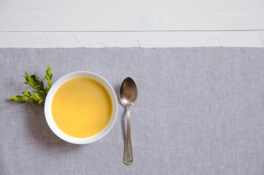 Bir gümüş kaşık keten peçeteye beyaz tabaklar krem çorba. Sağlıklı beslenme, kilo kaybı, diyet, sağlık kavramı