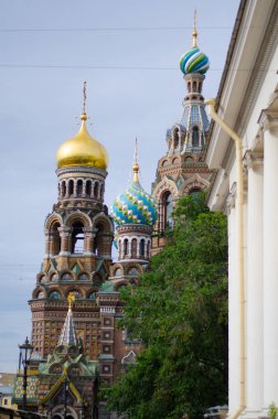 Saint Petersburg, Rusya, 8 Temmuz 2017 - İsa Kilisesi görünümünü Nevsky prospect dökülen kan üzerinde