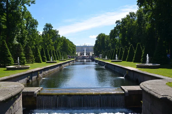 Peterhof, Rússia, 9 de julho de 2017 - vista do canal do mar — Fotografia de Stock