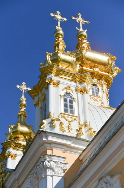 Peterhof, Russia, July 9 , 2017-dome of Peter and Paul Church in Peterhof Grand Palace — Stock Photo, Image