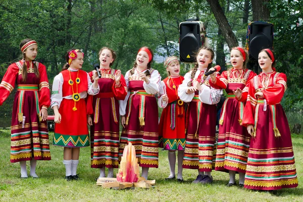 Prokhorovka, región de Belgorod, 29 de mayo de 2016 - el coro de niñas con disfraces nacionales rusos canta una canción popular en el festival Ethno "Malanya " — Foto de Stock