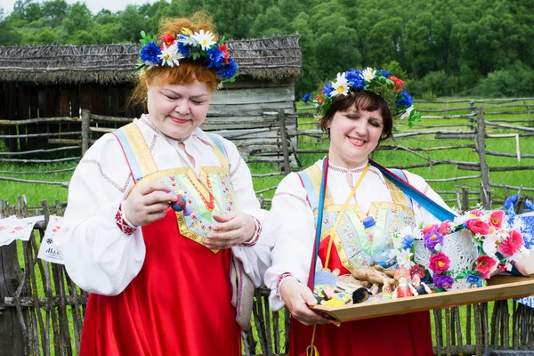Prokhorovka, región de Belgorod, 29 de mayo de 2016 - mujeres con disfraces nacionales rusos venden muñecas en el festival Ethno "Malanya " —  Fotos de Stock