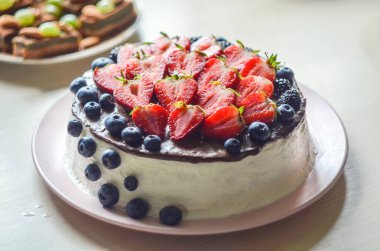 Lor kek meyve, şekersiz, yok un ile dekore edilmiştir. Uygun sağlıklı diyet, kilo verme kavramı.